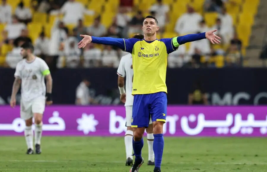 Ronaldo (áo vàng) chơi trận Al Nassr thắng Al Shabab 3-2 hôm 23/5. Ảnh: Reuters