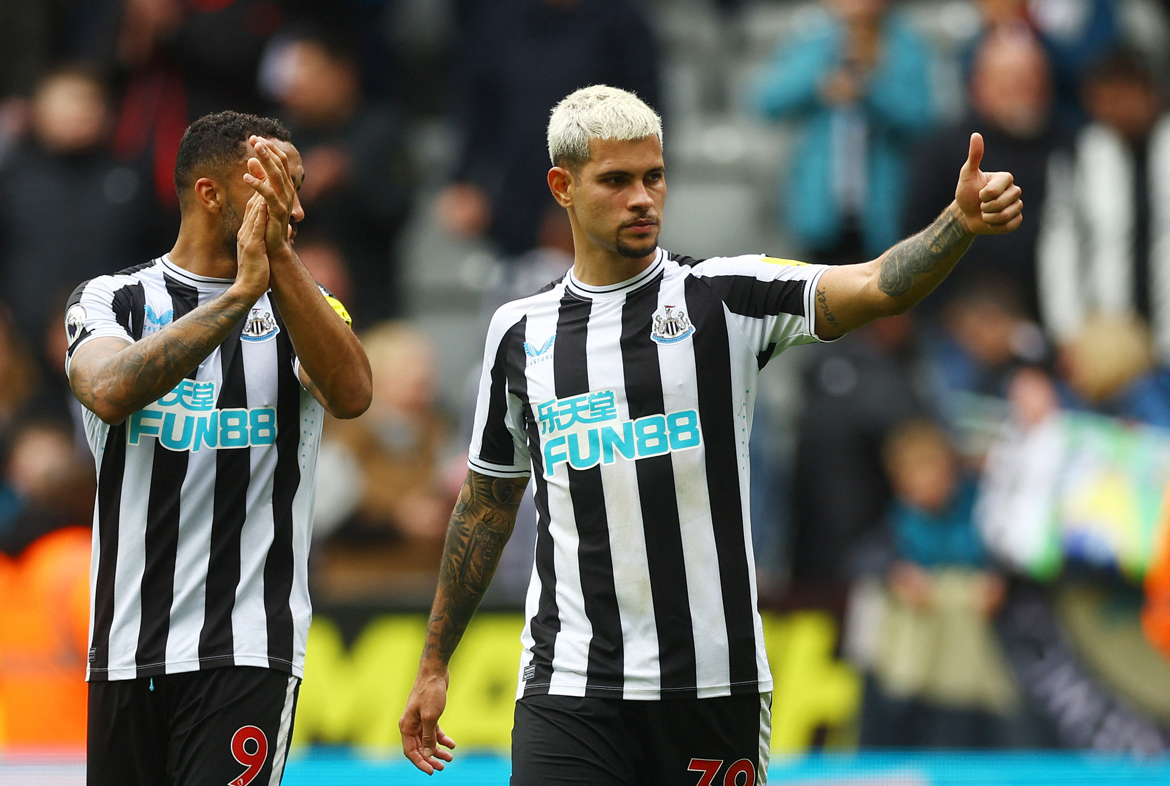 Cầu thủ Newcastle mừng trận thắng Southampton trên sân St James Park ngày 30/4/2023. Ảnh: Reuters