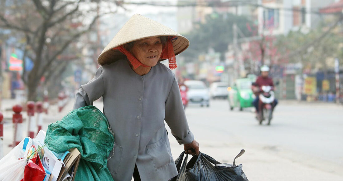 Bà Nguyễn Thị Me (77 tuổi) mưu sinh bằng cách gom phế liệu trên phố phường Hà Nội, tháng 2/2018. Ảnh: Ngọc Thành