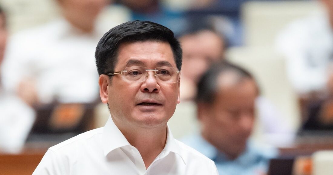 Bộ trưởng Công Thương Nguyễn Hồng Diên giải trình tại Quốc hội, chiều 1/6. Ảnh: Hoàng Phong