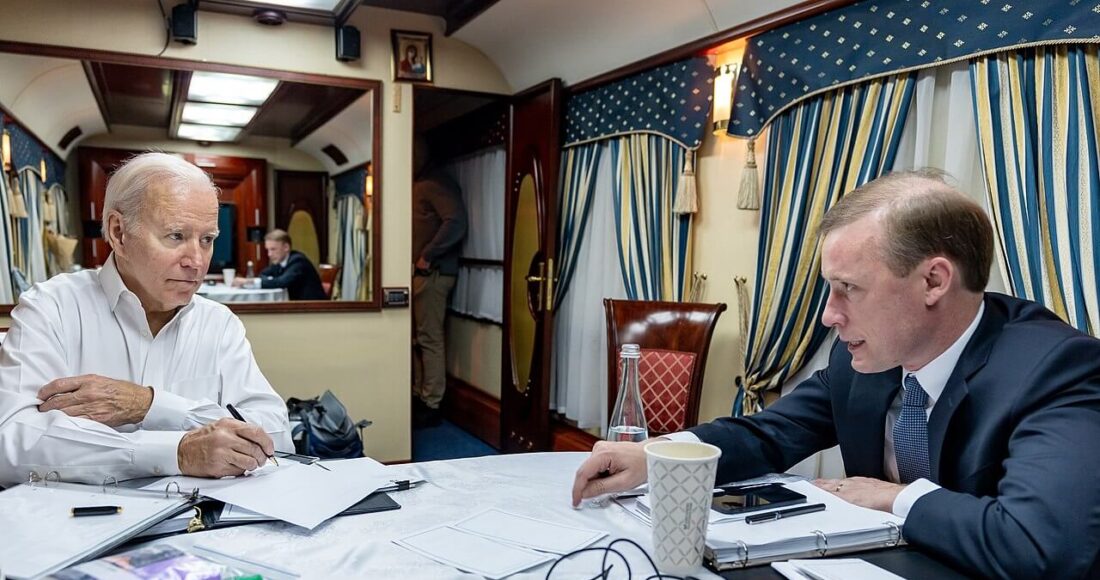 Tổng thống Mỹ Joe Biden cùng với Cố vấn An ninh Quốc gia Jake Sullivan trên chuyến tàu đến Kyiv, Ukraine từ Przemsyl, Ba Lan. Ảnh: Nhà Trắng