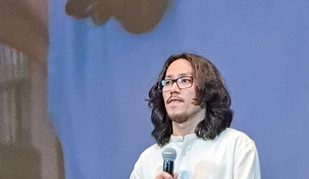 Đạo diễn Phạm Thiên Ân phát biểu tại buổi ra mắt phim Bên trong vỏ kén vàng. Ảnh: Dana Armanni