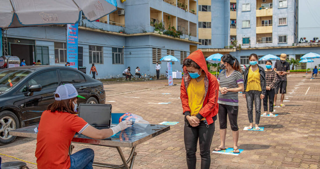Công nhân Khu công nghiệp Kim Chung (Đông Anh, Hà Nội) xếp hàng báo thông tin để nhận gạo hỗ trợ trong đợt dịch năm 2020. Ảnh: Thanh Huế