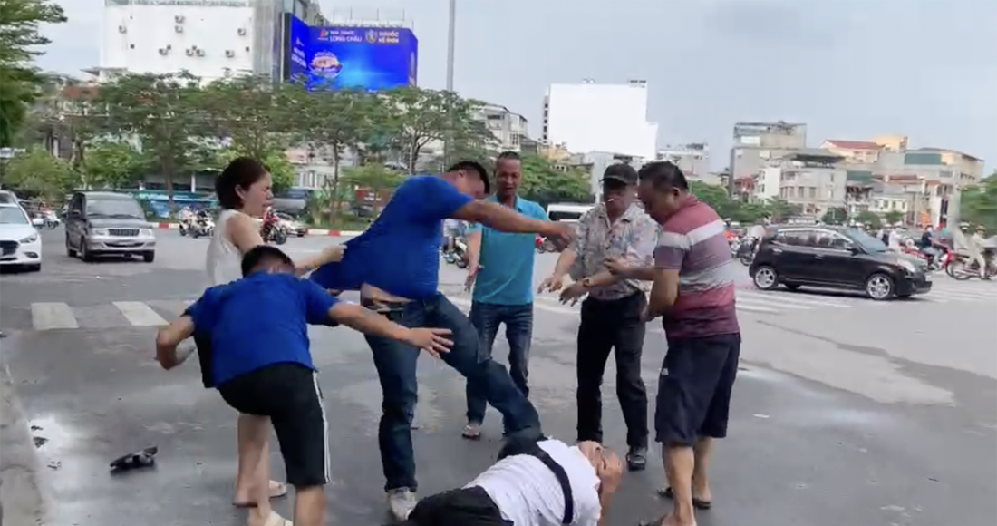 Hành vi đánh phóng viên bị ghi lại. Ảnh: Cắt từ video