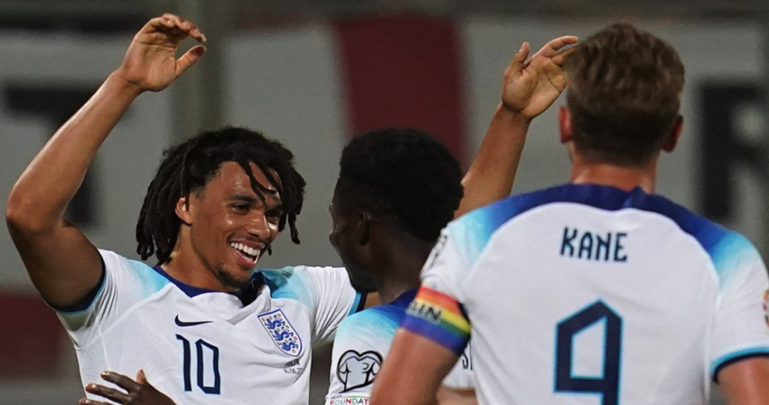 Alexander-Arnold chia vui với đồng đội sau khi ghi bàn. Ảnh: PA