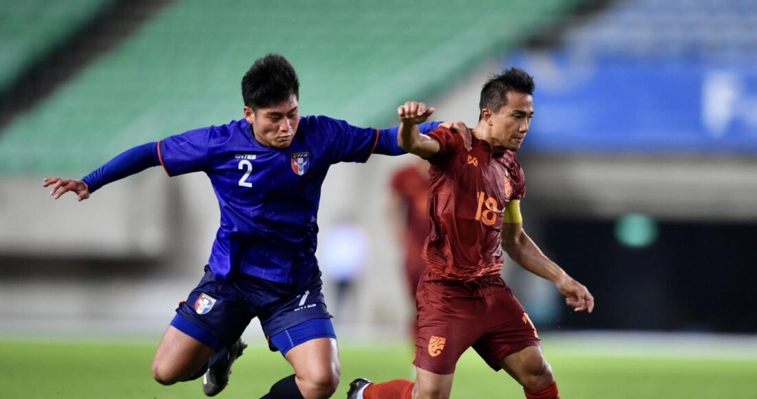 Chanathip Songkrasin (phải) cùng các đồng đội không thăng Đài Loan (trái) trận thứ hai liên tiếp. Ảnh: FAT