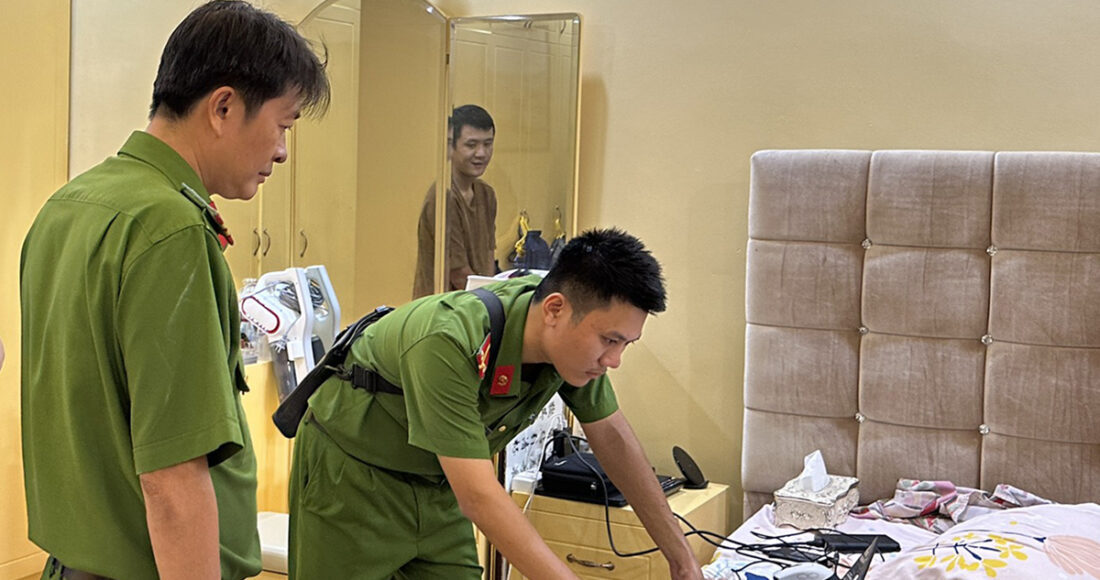 Cảnh sát kiểm tra các dữ liệu điện tử. Ảnh: Nhật Vy