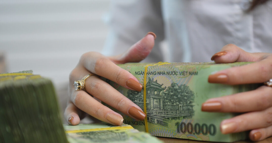 Khách hàng giao dịch tại một ngân hàng thương mại ở Hà Nội. Ảnh: Giang Huy