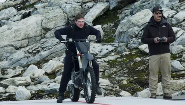 Tom Cruise chuẩn bị thực hiện pha mạo hiểm trên trường quay Mission: Impossible 7 ở Na Uy. Ảnh: Paramount Pictures