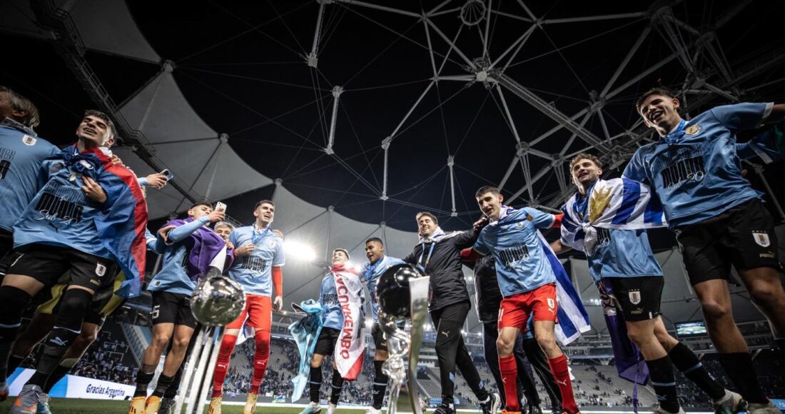 U20 Urugay nhảy múa ăn mừng quanh cup vô địch U20 thế giới. Ảnh: AUF