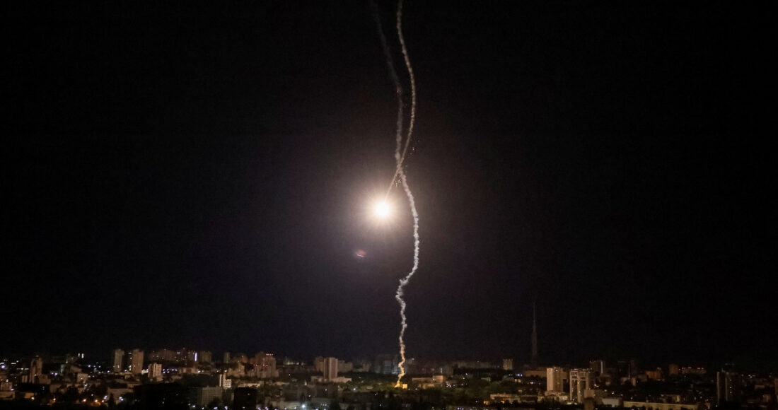 Vật thể bốc cháy trên bầu trời Kiev trong cuộc không kích rạng sáng 16/5. Ảnh: Reuters