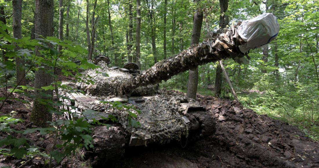 Xe tăng Ukraine triển khai gần tiền tuyến ở tỉnh Kharkov hôm 15/6. Ảnh: AFP