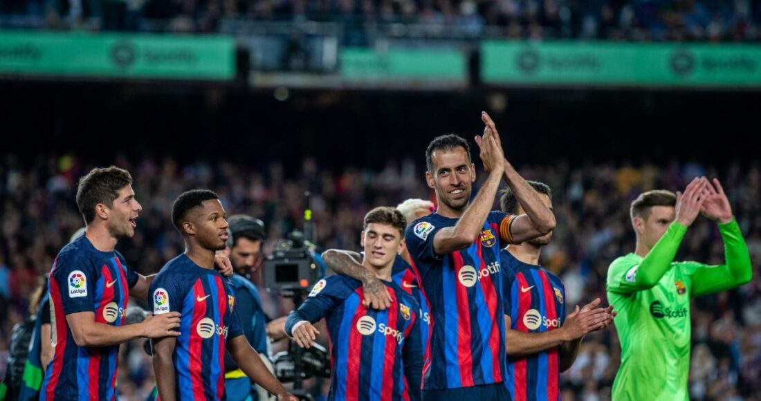 Busquets tri ân CĐV Barca trong trận cuối chơi tại Camp Nou. Ảnh: FCBarcelona