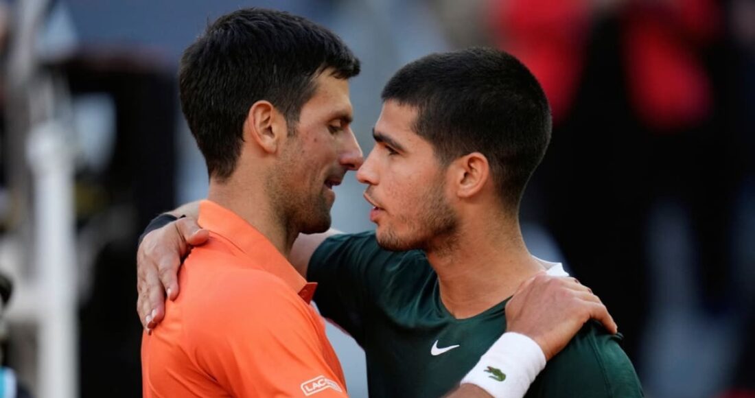 Djokovic chúc mừng Alcaraz sau trận bán kết Madrid Mở rộng 2022, nơi Nole thua sau ba set. Ảnh: AP
