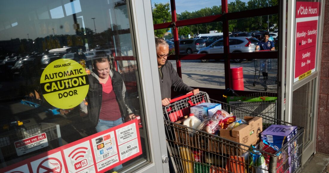 Người Mỹ mua sắm tại một siêu thị ở New York. Ảnh: Bloomberg