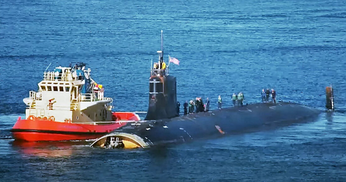 USS Connecticut với phần mũi vỡ nát khi rời cảng San Diego tháng 12/2021. Ảnh: San Diego Webcam