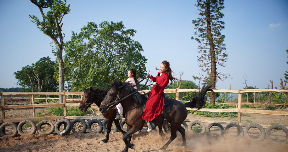 Thanh Lam (áo đỏ) cùng Mỹ Hạnh (áo hồng) đang thực hiện động tác cho ngựa chạy song song trong sân tập, chiều 31/5. Ảnh: Quỳnh Nguyễn