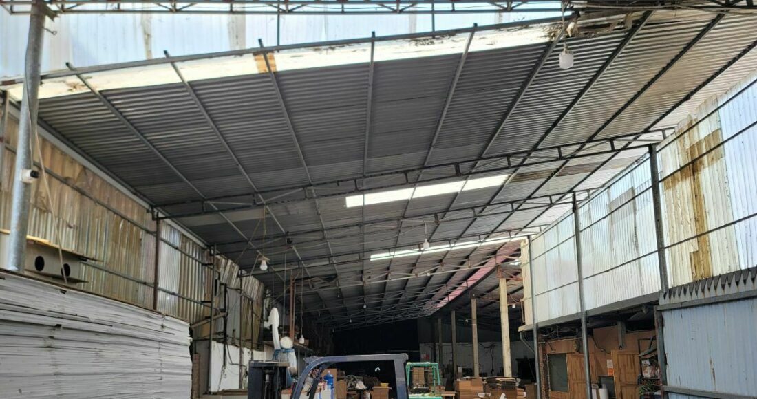 Xưởng may đan tre vắng lao động vì mất điện ngày 2/6. Ảnh: Gia Chính