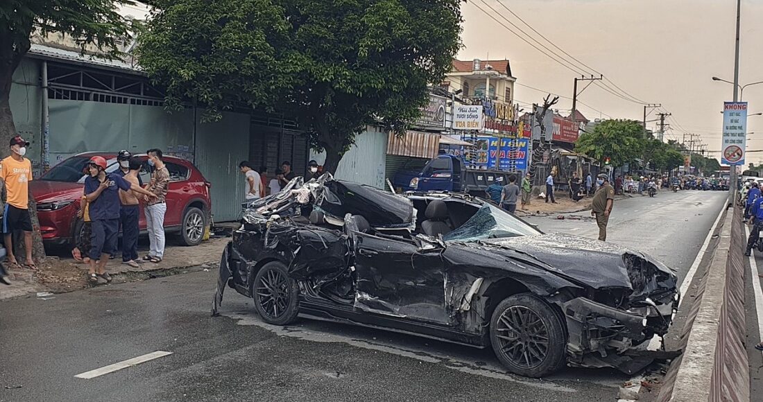 Ôtô gây tai nạn bẹp rúm. Ảnh: Yên Khánh