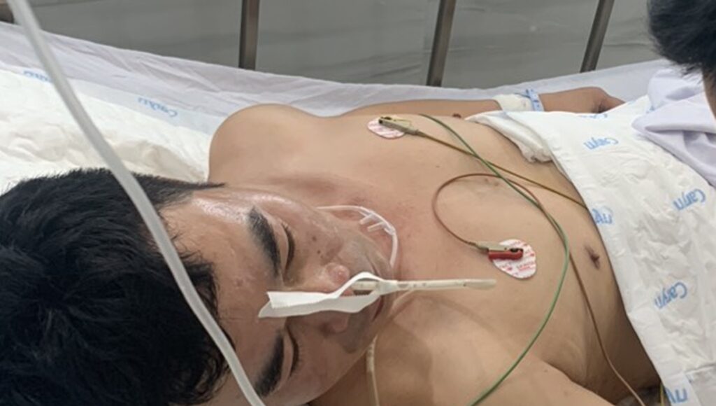 Anh Ninh đã tỉnh sau khi được phẫu thuật lấy viên đạn ở bụng. Ảnh: Lê Tân
