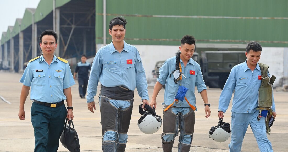 Trung tá Bùi Đình Thảo cùng đồng đội trò chuyện khi vừa hoàn thành bài thi đánh chặn mục tiêu trên không, hôm 17/7. Ảnh: Giang Huy