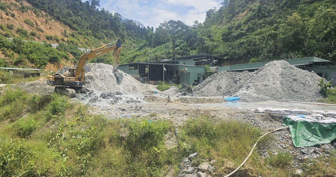 Mỏ vàng bãi ruộng chất đống chất thải sáng 19/7. Ảnh: Đắc Thành