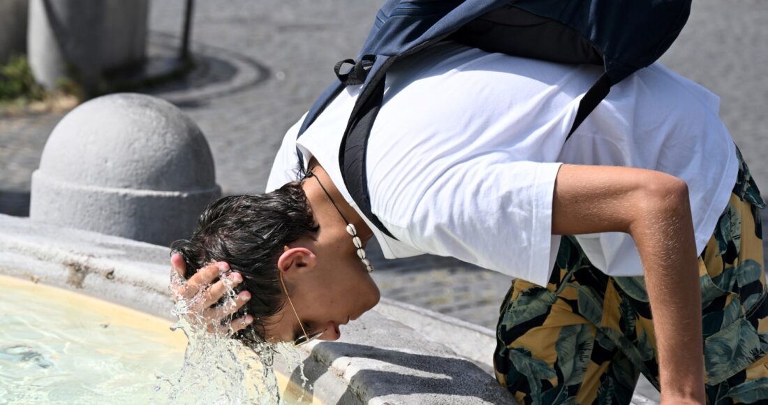 Một cậu bé dội nước lên đầu làm mát ở đài phun nước tại quảng trường Piazza del Popolo ở Rome, Italy, ngày 18/7. Ảnh: AFP