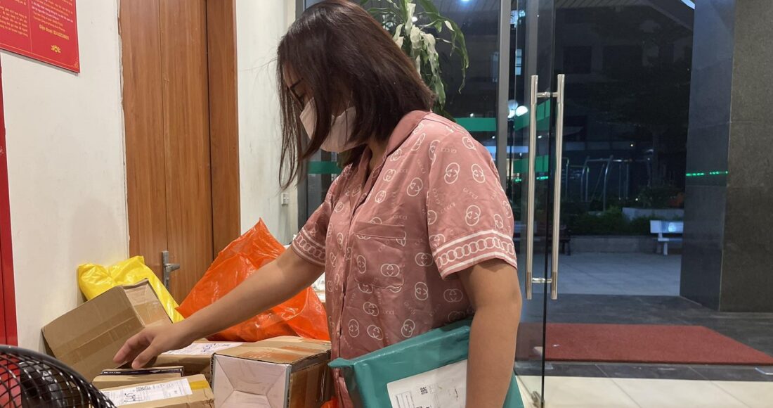 Cư dân lấy đồ đặt ở sảnh chung cư nơi chị Bích Hằng sinh sống. Ảnh nhân vật cung cấp