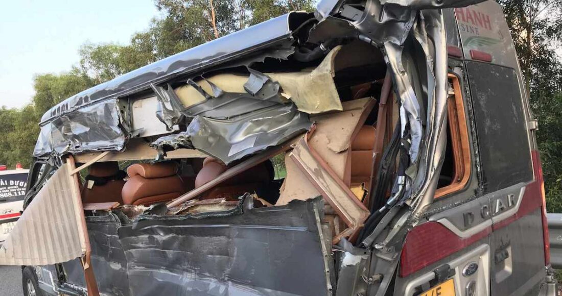 Xe khách biến dạng sau tai nạn, chiều 21/7. Ảnh: Lê Tân