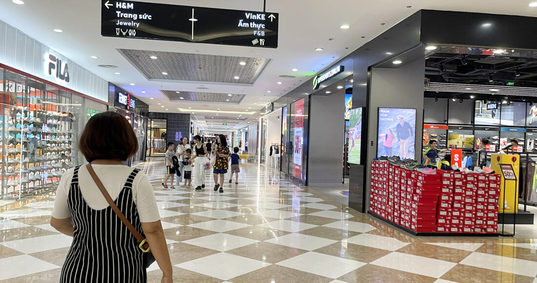 Chị Hồng đi trung tâm thương mại tại nơi mình sinh sống, chiều 10/7. Nơi đây tích hợp bệnh viện, trường học, đại siêu thị, các khu vui chơi... được nhiều các gia đình trẻ lựa chọn. Ảnh: Phan Dương