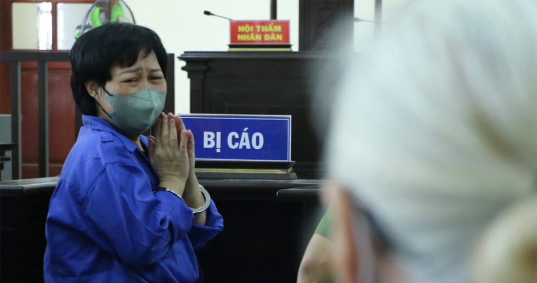 Bị cáo Chung chắp tay xin lỗi mẹ già trước khi đi thụ án. Ảnh: Hùng Lê
