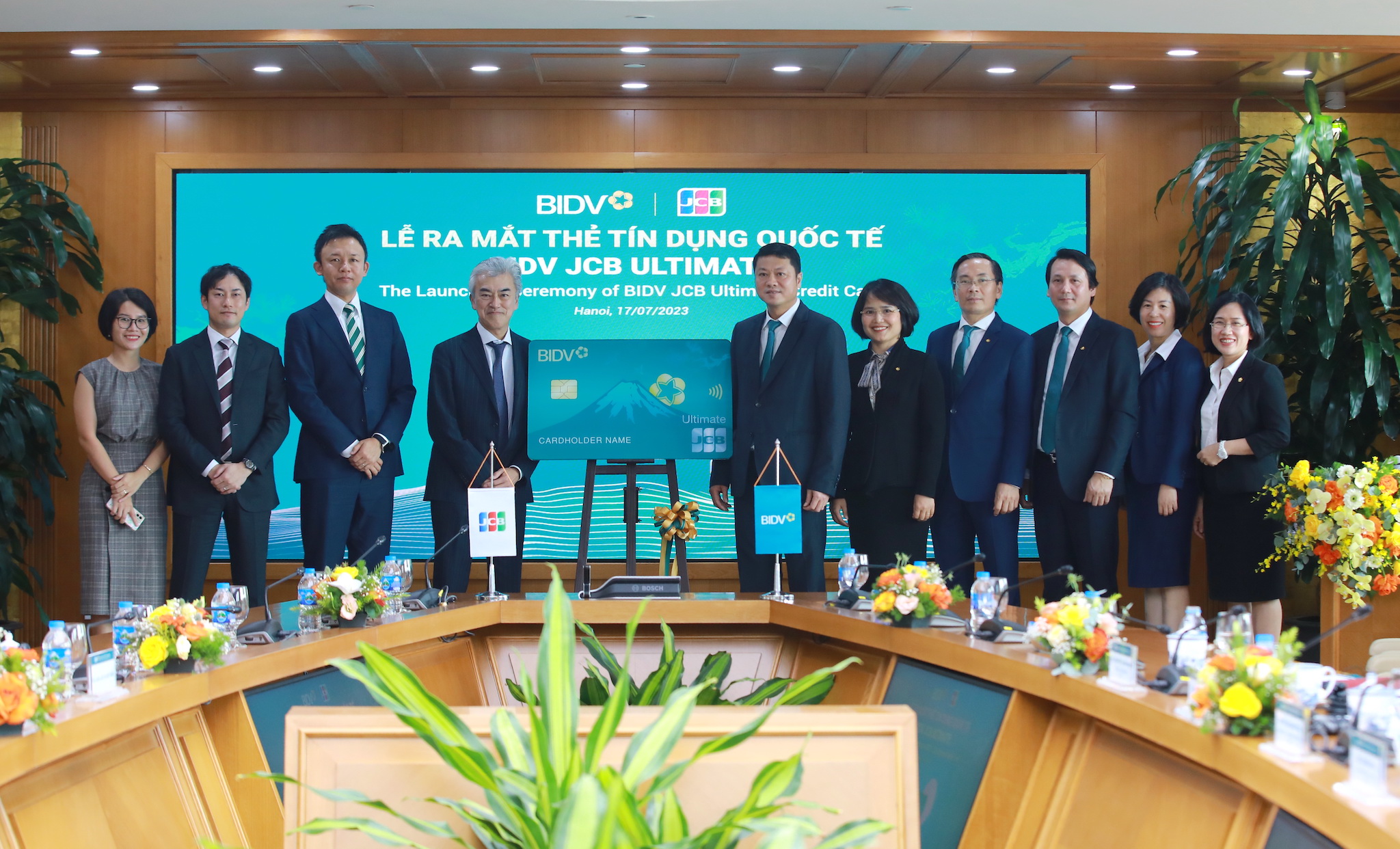 Đại diện BIDV và JCB tại lễ ra mắt thẻ tín dụng quốc tế BIDV JCB Ultimate. Ảnh: BIDV