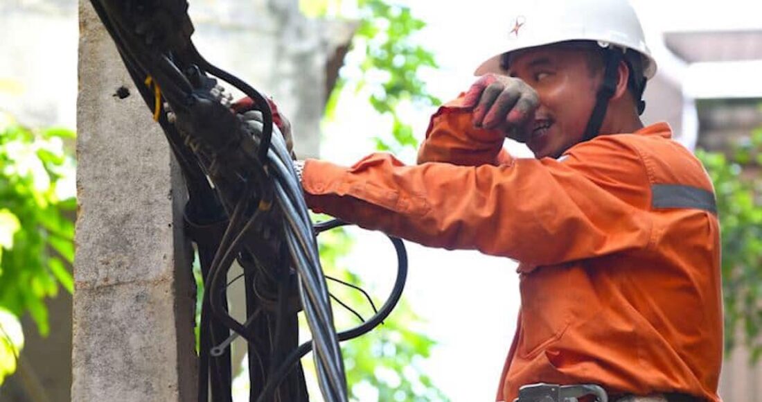Công nhân Điện lực Hà Nội sửa chữa sự cố đường dây, tháng 6/2023. Ảnh: Hoàng Hiệp