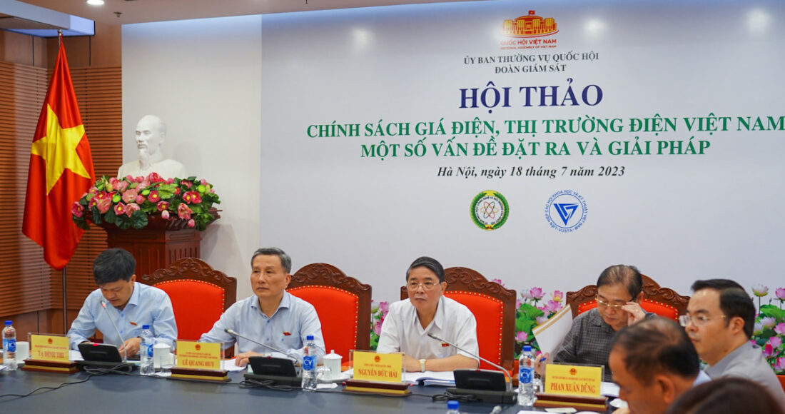 Các chuyên gia dự hội thảo chính sách giá điện, thị trường điện Việt Nam, ngày 18/7. Ảnh: Hoàng Hoa