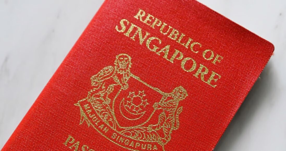 Hộ chiếu Singapore. Ảnh: AFP