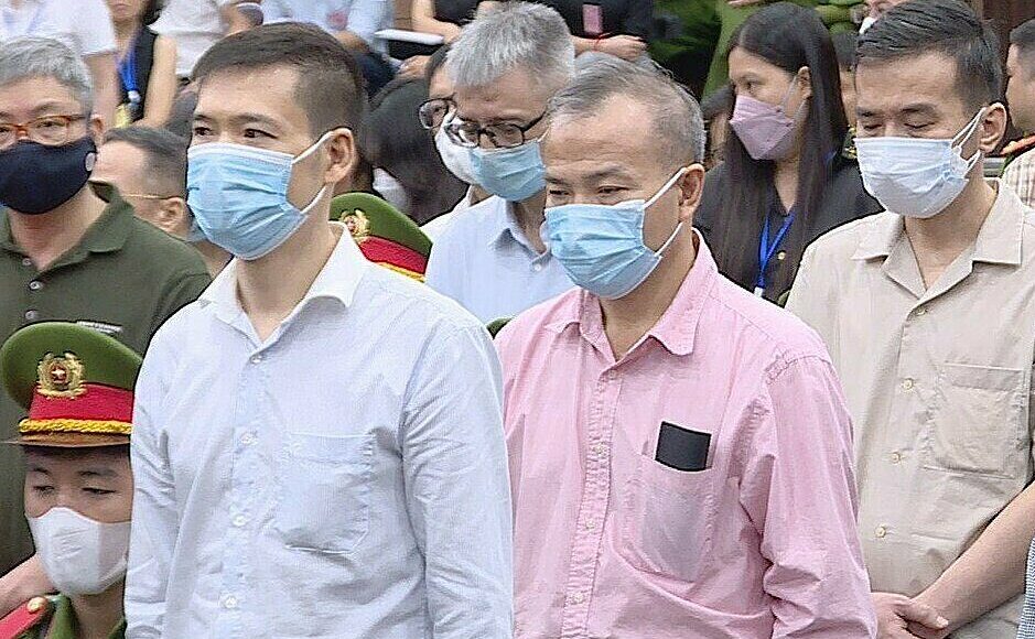 Ông Vũ Hồng Nam (áo Hồng) cựu Đại sứ Việt Nam tại Nhật Bản. Ảnh: Ngọc Thành