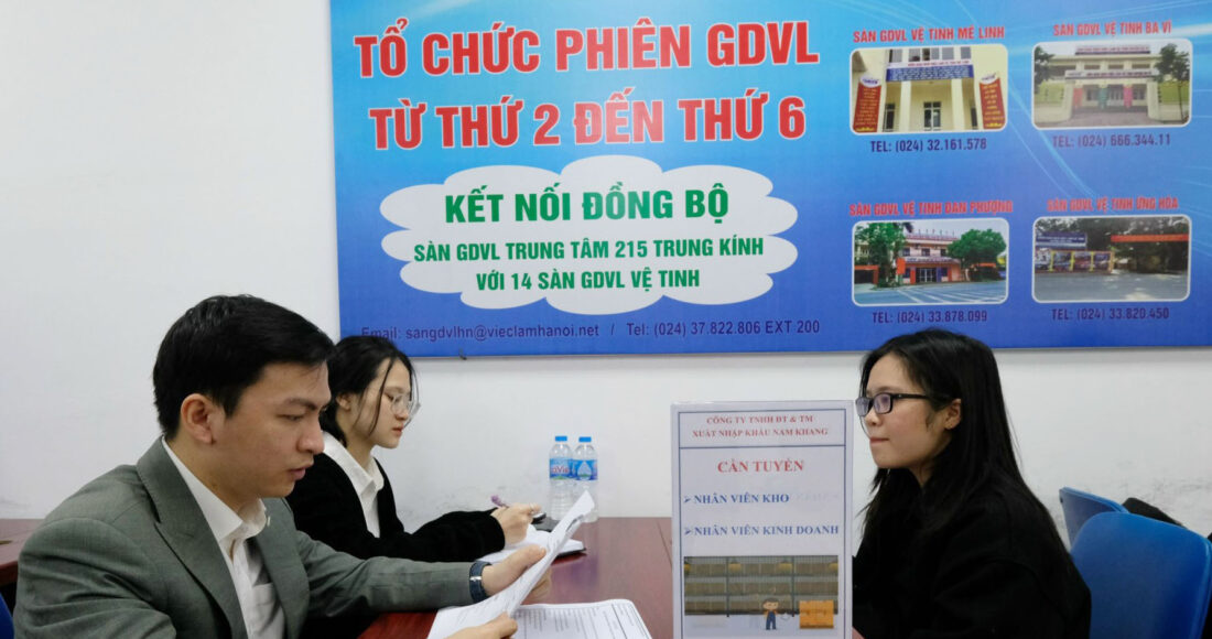 Lao động tham gia ứng tuyển tại phiên giao dịch do Trung tâm Dịch vụ việc làm Hà Nội tổ chức tháng 2/2023. Ảnh: Hồng Chiêu