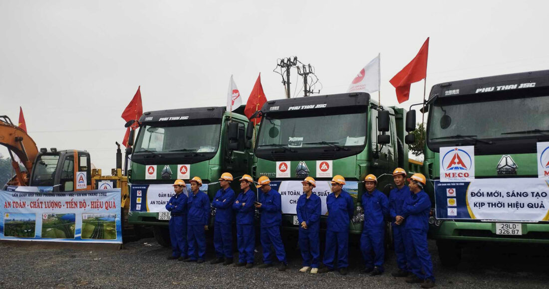 Công nhân, máy móc tham gia lễ khởi công sáng 19/7. Ảnh: Văn Chiểu