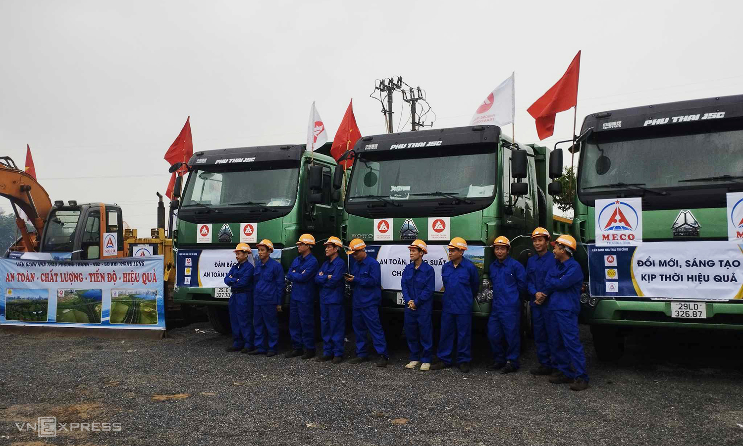 Công nhân, máy móc tham gia lễ khởi công sáng 19/7. Ảnh: Văn Chiểu