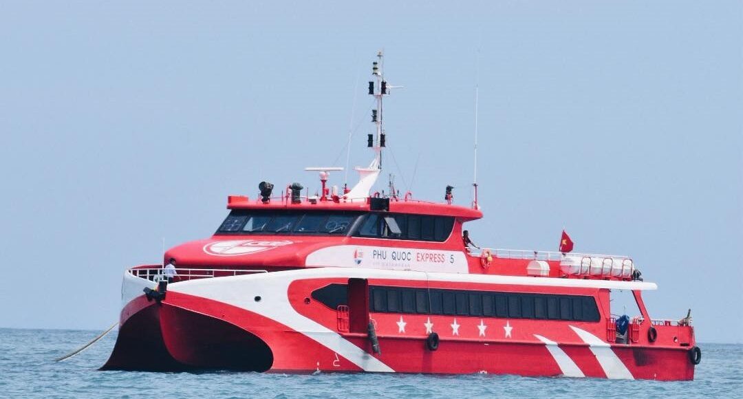 Tàu Phú Quốc Express 5 chạy tuyến Sa Kỳ - Lý Sơn. Ảnh: Chí Tâm