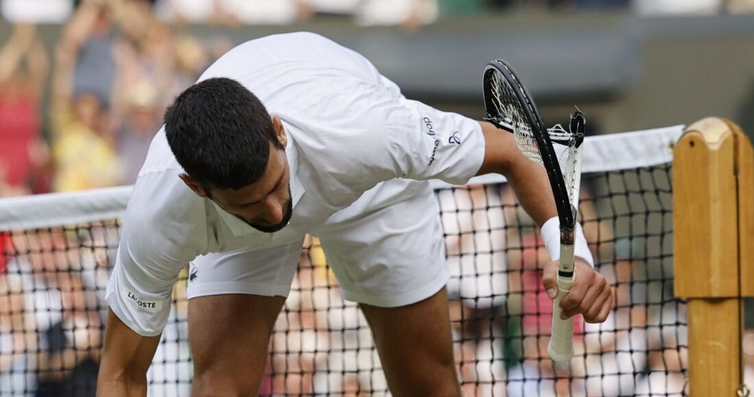 Djokovic và cây vợt bị đập gãy nát tại chung kết Wimbledon. Ảnh: Sky