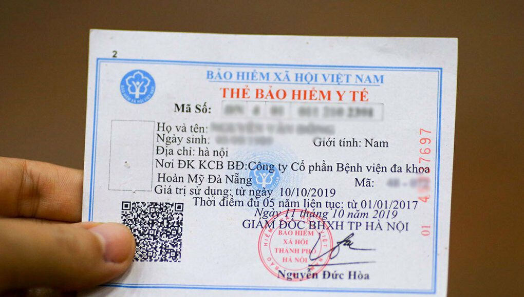 Nếu chưa có căn cước gắn chip, người dân vẫn khám chữa bệnh BHYT bình thường bằng thẻ giấy hoặc ảnh thẻ BHYT trên ứng dụng VssID. Ảnh:Nguyễn Đông