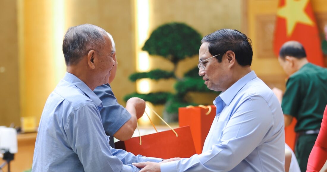 Thủ tướng Phạm Minh Chính gặp người có công tỉnh Nam Định, tháng 7/2023. Ảnh: Nhật Bắc