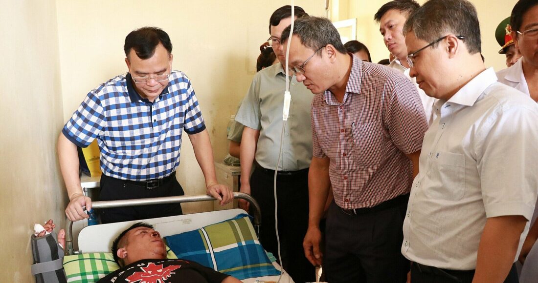 Anh Nguyễn Văn Hoàng nằm trên giường bệnh kể lại sự cố khi lãnh đạo Uỷ ban An toàn giao thông quốc gia vào thăm. Ảnh: Bùi Minh