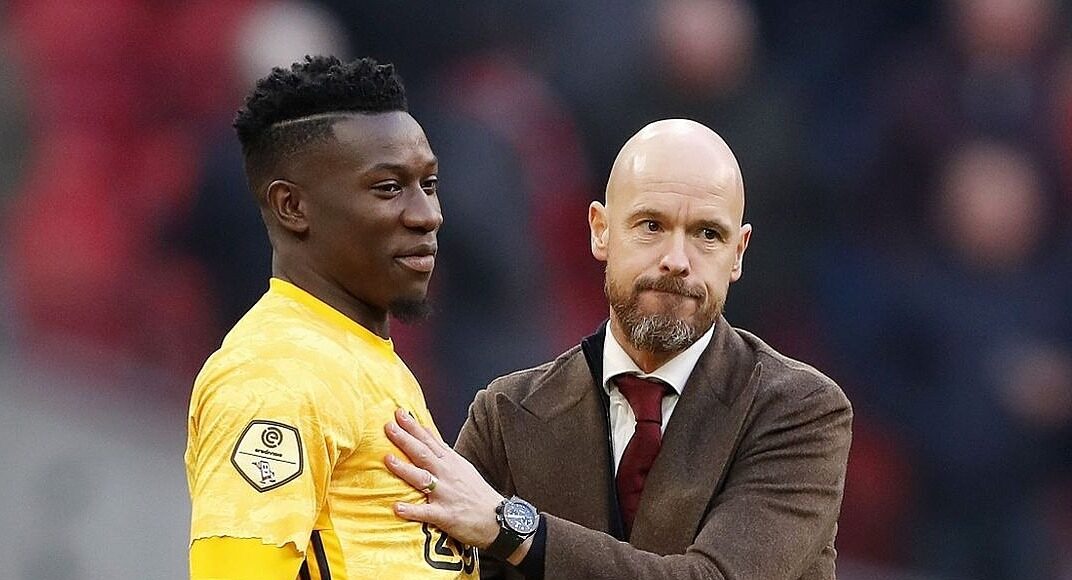 Ten Hag động viên Onana sau một trận đấu thời cả hai còn phụng sự Ajax. Ảnh: ANP