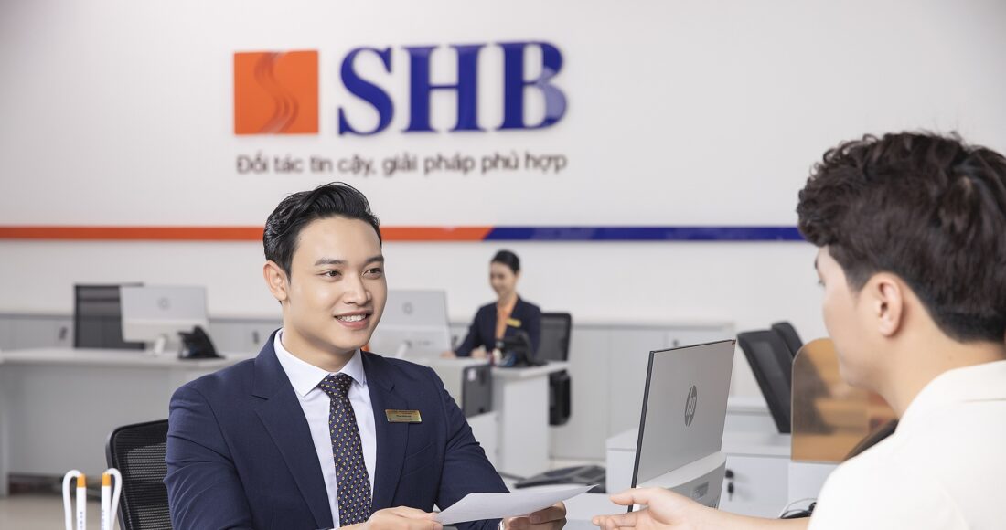Nhân viên tư vấn cho khách tới giao dịch. Ảnh: SHB