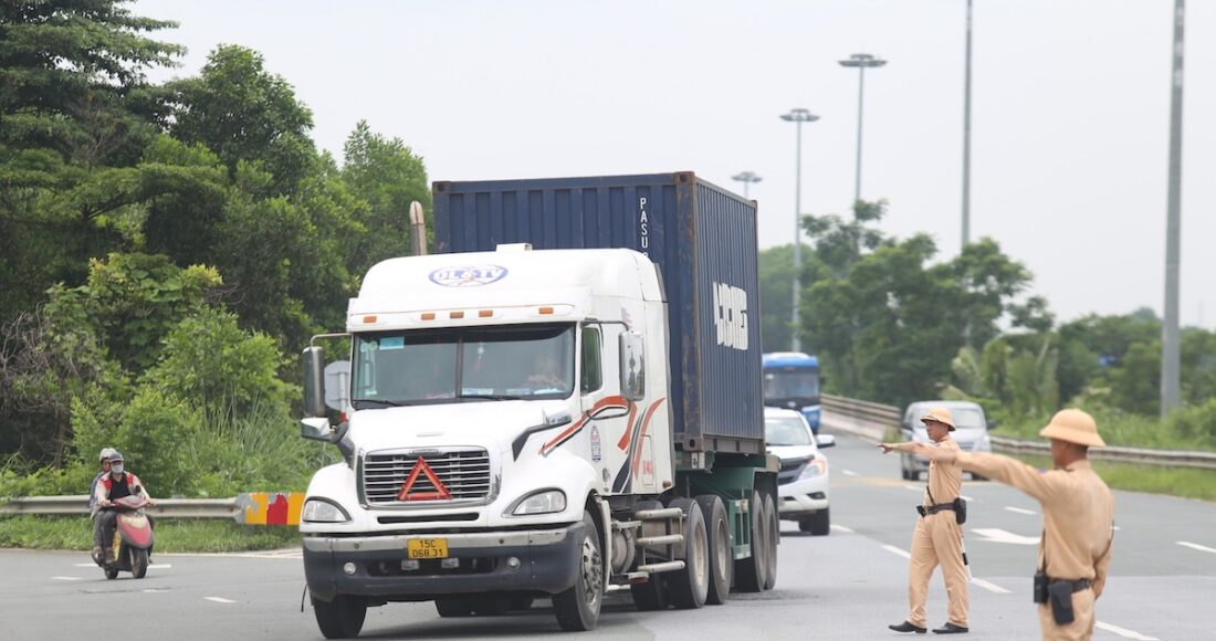 CSGT kiểm tra container ở cửa ngõ Hà Nội. Ảnh: Gia Chính