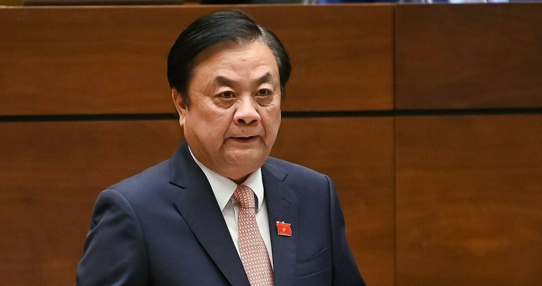 Bộ trưởng Nông nghiệp và Phát triển nông thôn Lê Minh Hoan trả lời chất vấn chiều 15/8. Ảnh: Hoàng Phong