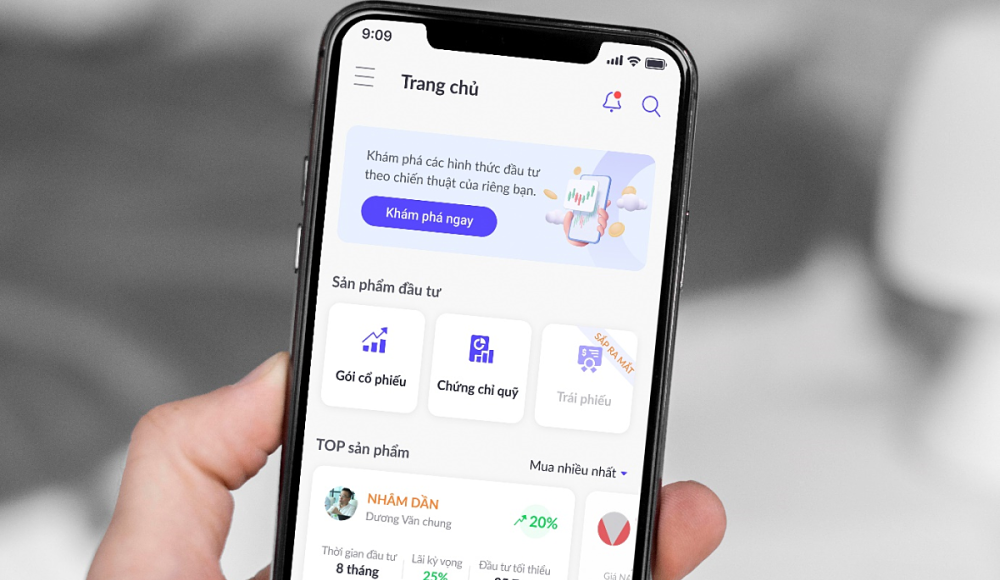 Nhà đầu tư đang thao tác mua chứng chỉ quỹ trực tuyến. Ảnh: MB