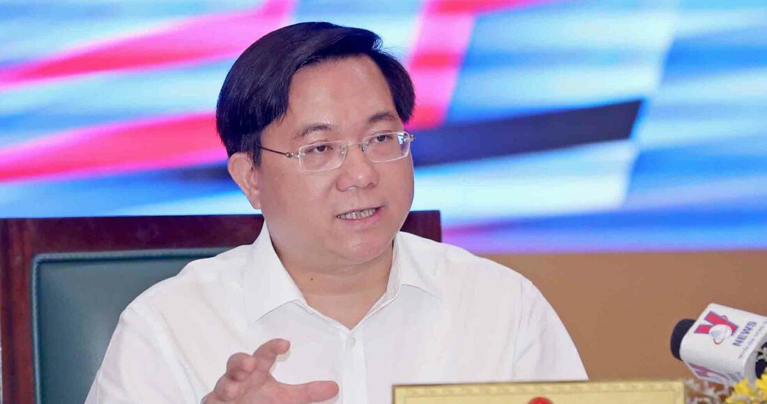 Thứ trưởng Trần Duy Đông phát biểu tại buổi họp báo sáng 15/8. Ảnh: NIC